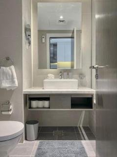 Chic Studio with Balcony - Canal Bay & Pool Views - 4