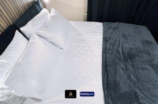 Modern 2 bedrooms fully equipped House with Netflix, Free Parking, Free Wifi, Sleeps 5, Dagenham Greater London - 1