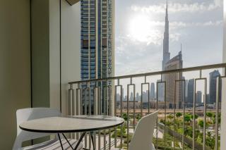 Luxurious 2BR Apartment with Burj Khalifa view - Dubai - 9