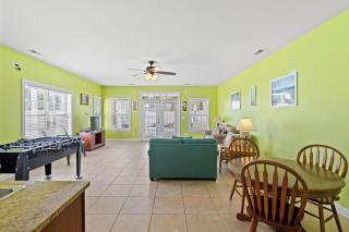 Oversized 5 Bedroom Beach Home with Private Pool! Sleeps 22 Guests! Ocean Breeze Cottage 705 Unit 1 - Myrtle Beach - 4