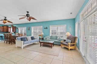 Oversized 5 Bedroom Beach Home with Private Pool! Sleeps 22 Guests! Ocean Breeze Cottage 705 Unit 1 - Myrtle Beach - 3