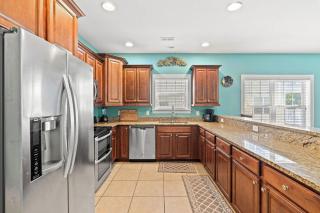 Oversized 5 Bedroom Beach Home with Private Pool! Sleeps 22 Guests! Ocean Breeze Cottage 705 Unit 1 - Myrtle Beach - 2