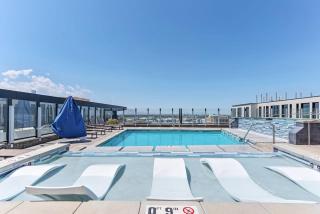 X Rooftop Pool Hot Tub Gym King Bed Parking - 9