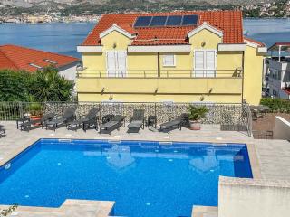 Apartments in Okrug Gornji 6188 - Trogir - 0