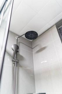 Chic high-rise with picturesque city skyline view - 2