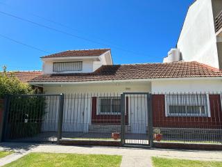 Casa en Mar Del Plata a dos cuadras del mar con cochera privada - Mar del Plata - 0