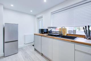 Sleek 3 Bedroom 6 Beds 2 Bath Home - Colchester - 5