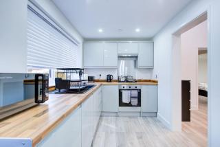 Sleek 3 Bedroom 6 Beds 2 Bath Home - Colchester - 2