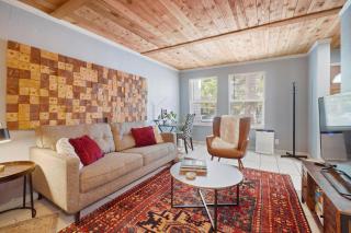 Vibrant and spacious 3 level home by park - 0