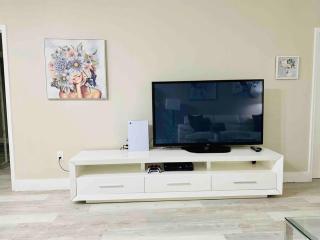 Modern 1BR 1BA Condo 1Block to Aventura Mall - 2