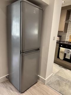 Deluxe 4 Bedroom House With Free Parking - 1