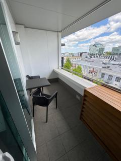 Corporate Accommodation - Modern CBD Apartment - Hamilton - 2