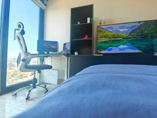 Luxury 20th-Floor Loft - 6