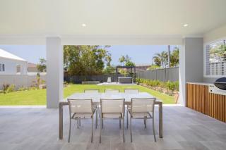 Shoreline Luxe - Refined Beachside Elegance with Spa - Caves Beach - 2