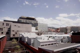 Inner-city 2 bedroom apartment - perfectly located - 1