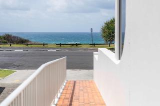 Pippi Beach Penthouse - Oceanstays - Pool & Beachfront - Yamba - 2