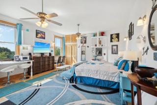 The Starlight Tower Hot Tub Suite with 8-Jet Massage Shower and Amazing Views - Fort Atkinson - 0
