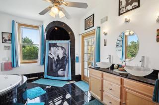 The Starlight Tower Hot Tub Suite with 8-Jet Massage Shower and Amazing Views - Fort Atkinson - 4