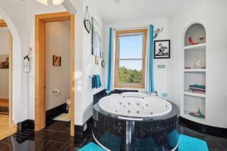 The Starlight Tower Hot Tub Suite with 8-Jet Massage Shower and Amazing Views - Fort Atkinson - 1