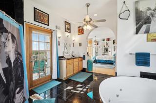 The Starlight Tower Hot Tub Suite with 8-Jet Massage Shower and Amazing Views - 1