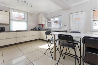 Room 6 at Jubilee House - Free Parking, Self Check-In, Fast WiFi and Smart TV by Yoko Property - Liverpool - 3