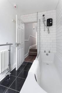 Room 6 at Jubilee House - Free Parking, Self Check-In, Fast WiFi and Smart TV by Yoko Property - Liverpool - 5