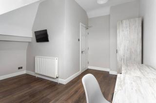 Room 6 at Jubilee House - Free Parking, Self Check-In, Fast WiFi and Smart TV by Yoko Property - Liverpool - 9