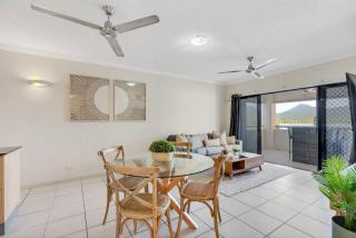 Madison Magic - Waterfront Balcony Haven with Pool - Cairns - 7