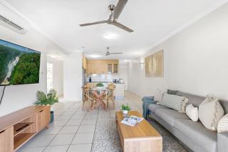 Madison Magic - Waterfront Balcony Haven with Pool - Cairns - 8