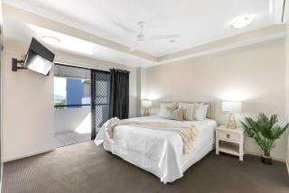 Madison Magic - Waterfront Balcony Haven with Pool - Cairns - 6