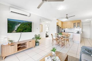 Madison Magic - Waterfront Balcony Haven with Pool - Cairns - 5