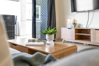 Madison Magic - Waterfront Balcony Haven with Pool - Cairns - 3