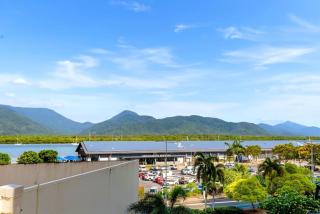 Madison Magic - Waterfront Balcony Haven with Pool - Cairns - 1
