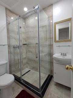 Lala-near Pearson airport-mall-free parking - Mississauga - 3