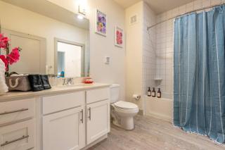 Stunning Top Floor 2 Bdrm 2 Bath City View Apt King Bed Free Parking Pool Gym - 1