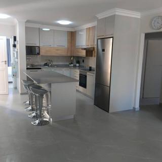 107 St Tropez Eyrie Holiday Apartments - 1