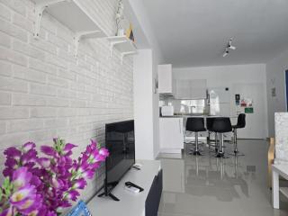 1-Bedroom Poolside Cornelius Apartment in Caesar Resort - Dherinia - 8