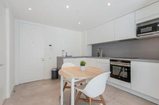 Carrara Eurocity - Luxury Family Apartment with Resort Style Pool - Children stay for Free - 4