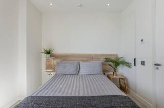 Carrara Eurocity - Luxury Family Apartment with Resort Style Pool - Children stay for Free - 2