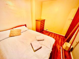 Spacious 3 BEDROOM HOUSE - 2 mins Walk from Dagenham Heathway Station-FREE PARKING -CLOSE BY AMENETIES - Dagenham - 4