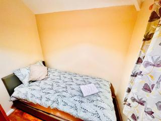 Spacious 3 BEDROOM HOUSE - 2 mins Walk from Dagenham Heathway Station-FREE PARKING -CLOSE BY AMENETIES - Dagenham - 7