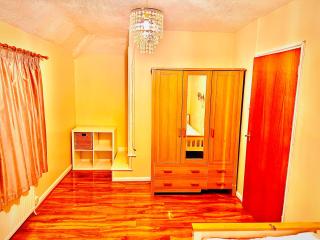 Spacious 3 BEDROOM HOUSE - 2 mins Walk from Dagenham Heathway Station-FREE PARKING -CLOSE BY AMENETIES - Dagenham - 9