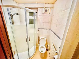 Spacious 3 BEDROOM HOUSE - 2 mins Walk from Dagenham Heathway Station-FREE PARKING -CLOSE BY AMENETIES - Dagenham - 1