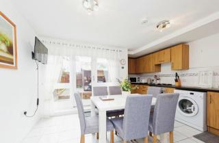 Beautiful Family Town Home With Private Parking - 9