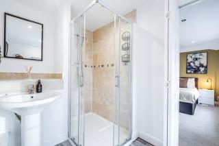 Contractor House in Leicester - 6 Beds, 3 Car Driveway, Superfast WiFi, 3 Full Bathrooms - 6