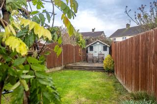 Stunning Large Modern House - 3 Car Driveway - En-suite Master Bedroom - PS4 & Table Football - 2
