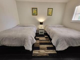 Comfortable home, heated salt-cell pool, 10 min to beach - 2