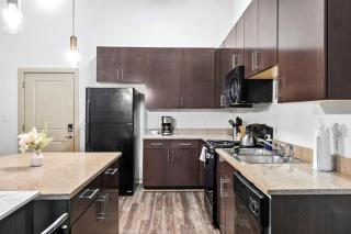 1BR Getaway with Pool View in Birmingham - 9