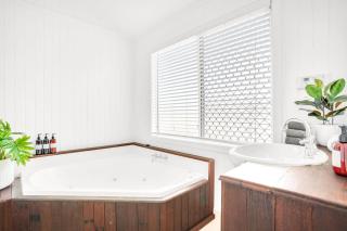 Buchan House Spacious Dual Living Retreat - Westcourt - 1