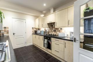 Deacon Street-3 Bedroom, Sleeps 7, Long Stay Disc, Parking - 5